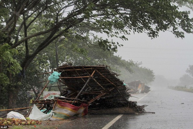 Ảnh: Sức tàn phá khủng khiếp của siêu bão mạnh nhất 20 năm tại Ấn Độ - Ảnh 12.