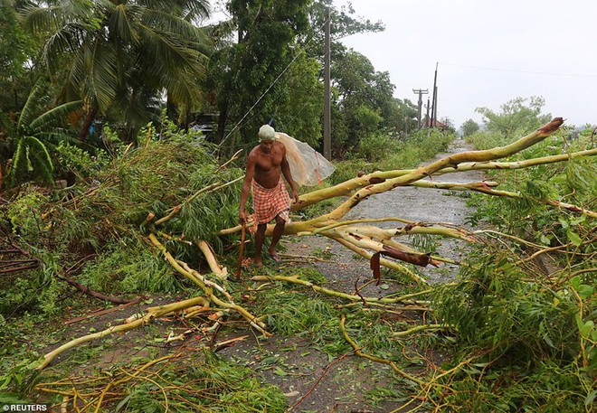 Ảnh: Sức tàn phá khủng khiếp của siêu bão mạnh nhất 20 năm tại Ấn Độ - Ảnh 7.