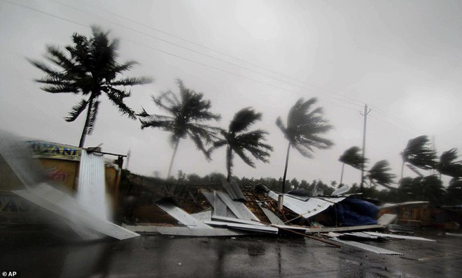 Ảnh: Sức tàn phá khủng khiếp của siêu bão mạnh nhất 20 năm tại Ấn Độ - Ảnh 10.