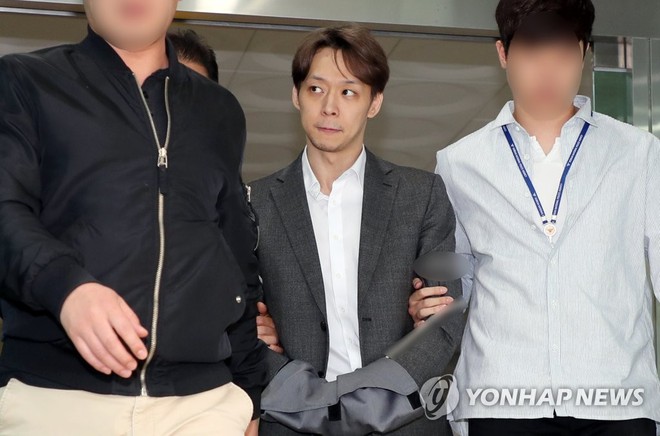 Yoochun d&ugrave;ng ma tu&yacute; xong đập đầu v&agrave;o tường, dấu vết c&ograve;n y nguy&ecirc;n tr&ecirc;n tr&aacute;n trong ng&agrave;y bị c&ograve;ng tay? - Ảnh 1.