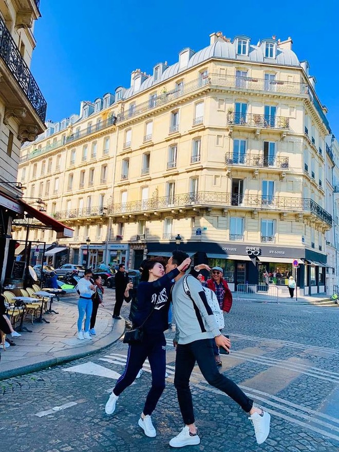 Đang hôn nhau say đắm dưới tháp Eiffel kỉ niệm 1200 ngày yêu, Trấn Thành - Hari Won phải ngừng lại vì bị phá đám - Ảnh 4.