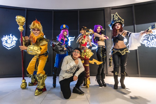 Ngắm nhìn dàn cosplay xinh đẹp làm nóng không khí trước thềm giải đấu MSI 2019 - Ảnh 4.