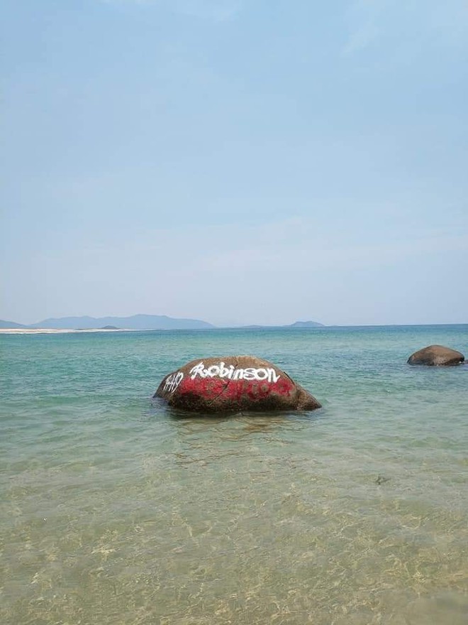 Dòng chữ Robinson xuất hiện trên hàng loạt mỏm đá ở bãi biển Bình Định, dân mạng bức xúc tìm danh tính người vẽ bậy - Ảnh 1.