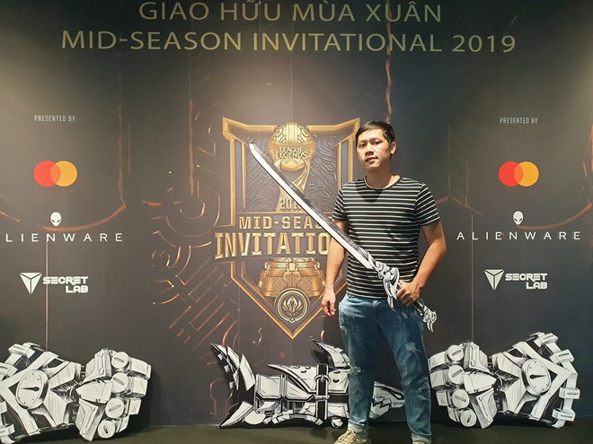 Hot streamer Thầy Ba cầm kiếm m&ocirc; h&igrave;nh khuấy động kh&ocirc;ng kh&iacute; ng&agrave;y thi đấu quyết định bảng B MSI 2019 - Ảnh 3.