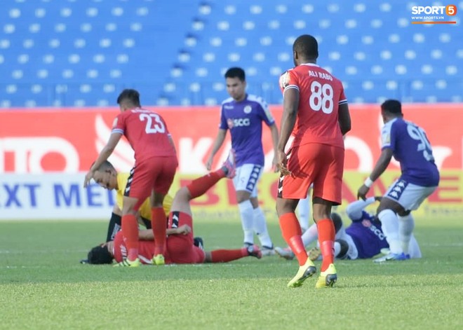 Trọng tài dùng tay ngăn cầu thủ U22 Việt Nam nuốt lưỡi sau pha va chạm cực mạnh ở V.League - Ảnh 3.