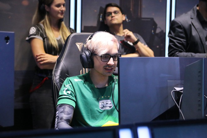 Hot streamer Thầy Ba cầm kiếm m&ocirc; h&igrave;nh khuấy động kh&ocirc;ng kh&iacute; ng&agrave;y thi đấu quyết định bảng B MSI 2019 - Ảnh 6.