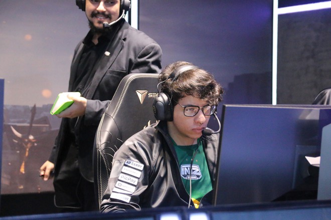 Hot streamer Thầy Ba cầm kiếm m&ocirc; h&igrave;nh khuấy động kh&ocirc;ng kh&iacute; ng&agrave;y thi đấu quyết định bảng B MSI 2019 - Ảnh 10.