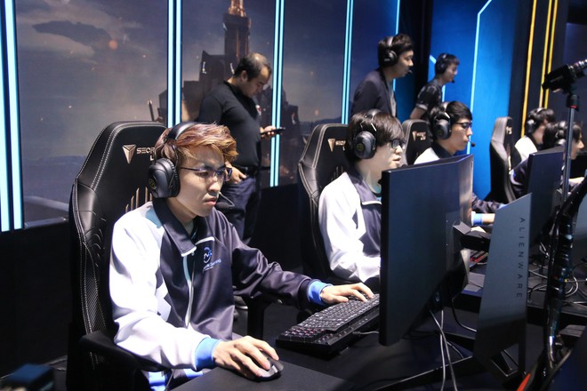 Hot streamer Thầy Ba cầm kiếm m&ocirc; h&igrave;nh khuấy động kh&ocirc;ng kh&iacute; ng&agrave;y thi đấu quyết định bảng B MSI 2019 - Ảnh 5.