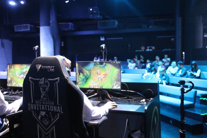 Hot streamer Thầy Ba cầm kiếm m&ocirc; h&igrave;nh khuấy động kh&ocirc;ng kh&iacute; ng&agrave;y thi đấu quyết định bảng B MSI 2019 - Ảnh 4.