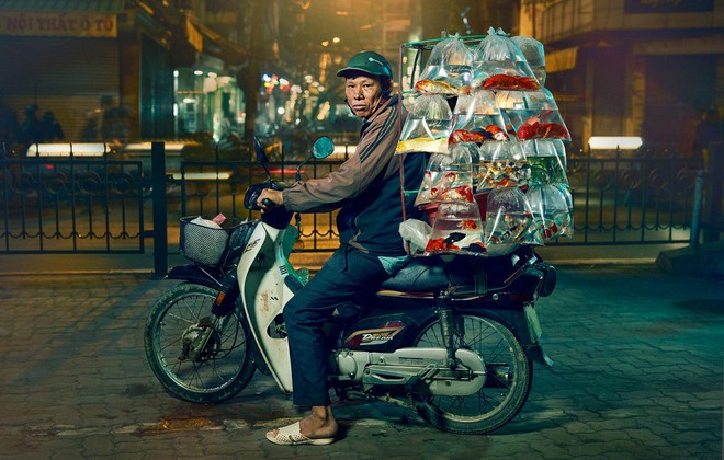 Lặng người trước một H&agrave; Nội ch&acirc;n thực tr&ecirc;n y&ecirc;n xe m&aacute;y dưới g&oacute;c nh&igrave;n nghệ thuật của nhiếp ảnh gia người Anh - Ảnh 1.