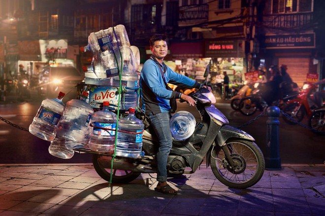 Lặng người trước một H&agrave; Nội ch&acirc;n thực tr&ecirc;n y&ecirc;n xe m&aacute;y dưới g&oacute;c nh&igrave;n nghệ thuật của nhiếp ảnh gia người Anh - Ảnh 5.