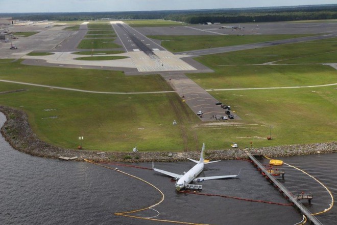 Mỹ điều tra vụ m&aacute;y bay Boeing 737 chở 143 người lao xuống s&ocirc;ng - Ảnh 1.