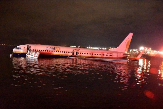 Mỹ điều tra vụ máy bay Boeing 737 chở 143 người lao xuống sông - Ảnh 2.