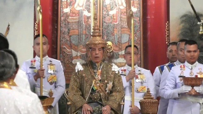 Vua Thái Lan đội vương miện vàng 7,3 kg, ngồi kiệu 16 người khiêng trong lễ đăng quang - Ảnh 7.
