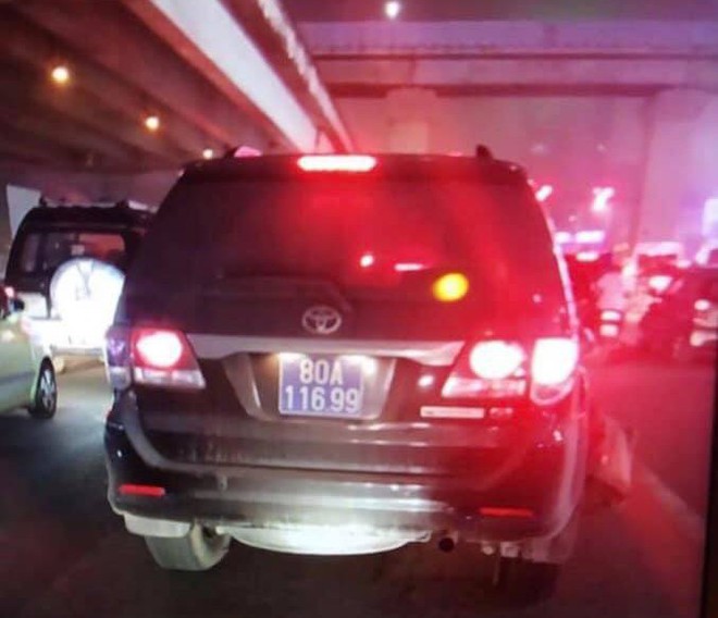 T&agrave;i xế l&aacute;i xe biển xanh t&ocirc;ng người đ&agrave;n &ocirc;ng chạy xe &ocirc;m gục giữa đường rồi bỏ trốn đ&atilde; ra c&ocirc;ng an tr&igrave;nh diện - Ảnh 2.