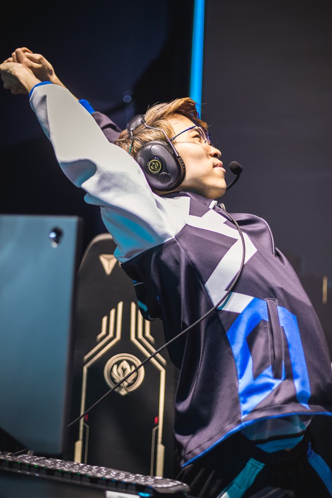 Thi đấu quá mệt mỏi, game thủ tại MSI 2019 tập thể dục trong buổi phỏng vấn khiến MC nữ xinh đẹp phì cười - Ảnh 2.