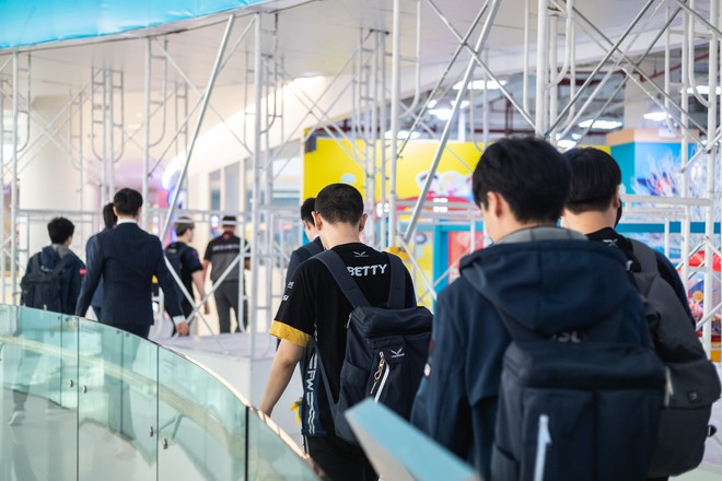 Chuyên nghiệp như MSI 2019, game thủ đến nhà thi đấu được hộ tống bởi vệ sĩ đẹp trai - Ảnh 8.