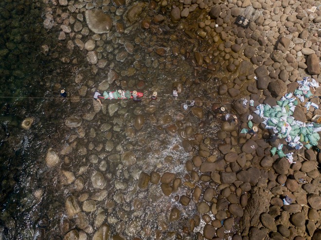 #ChallengeForChange chứng minh sức sống bền bỉ của mình: 2 tháng, 10 lần dọn vệ sinh và 700 bao rác được thu gom ở Sơn Trà - Ảnh 6.
