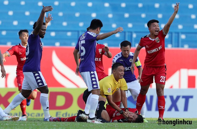 Trọng tài Việt cứu cầu thủ trong giây phút sinh tử được VFF thưởng nóng - Ảnh 1.