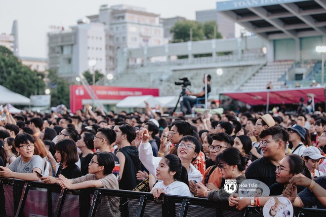 Giới trẻ Sài Gòn cùng loạt nghệ sĩ đình đám như Vũ, Đen Vâu, Suboi hoà mình vào bữa tiệc âm nhạc hoành tráng tại Thơm Music Festival - Ảnh 20.