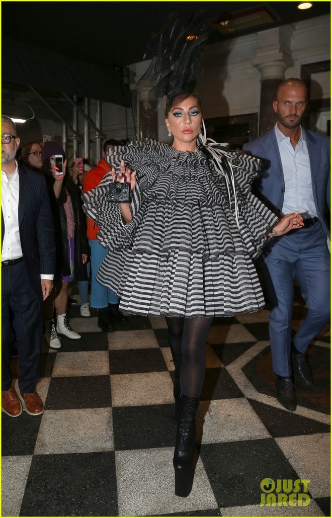 Tiệc Met Gala 2019 trước giờ G: Lady Gaga lại ăn mặc gây sốc, Vợ Iron Man ỉu xìu bên Bella Hadid sang chảnh - Ảnh 1.