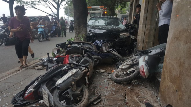 Hà Nội: Ô tô lao lên vỉa hè tông hàng loạt xe máy, tài xế có biểu hiện sử dụng rượu bia đã rời khỏi hiện trường - Ảnh 1.