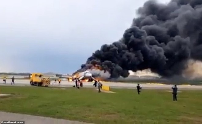 Hiện trường vụ cháy máy bay ở Nga, ít nhất 41 người thiệt mạng - Ảnh 13.