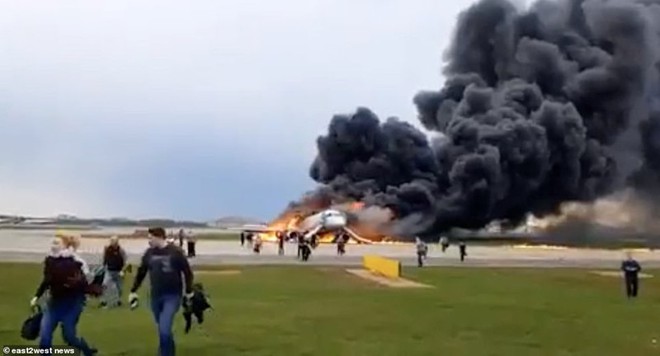 Hiện trường vụ cháy máy bay ở Nga, ít nhất 41 người thiệt mạng - Ảnh 3.