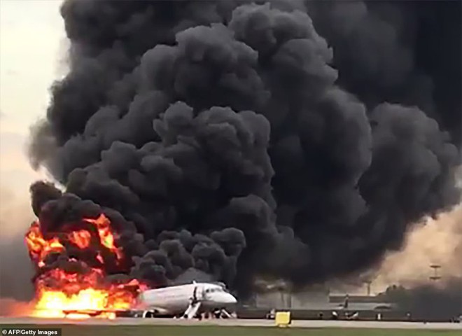 Hiện trường vụ cháy máy bay ở Nga, ít nhất 41 người thiệt mạng - Ảnh 6.