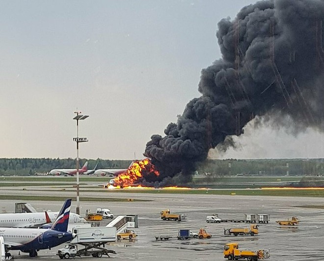 Hiện trường vụ cháy máy bay ở Nga, ít nhất 41 người thiệt mạng - Ảnh 9.