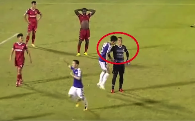 Văn Hậu bị ch&ecirc; sau m&agrave;n ăn mừng khi&ecirc;u kh&iacute;ch thủ m&ocirc;n B&igrave;nh Dương - Ảnh 1.