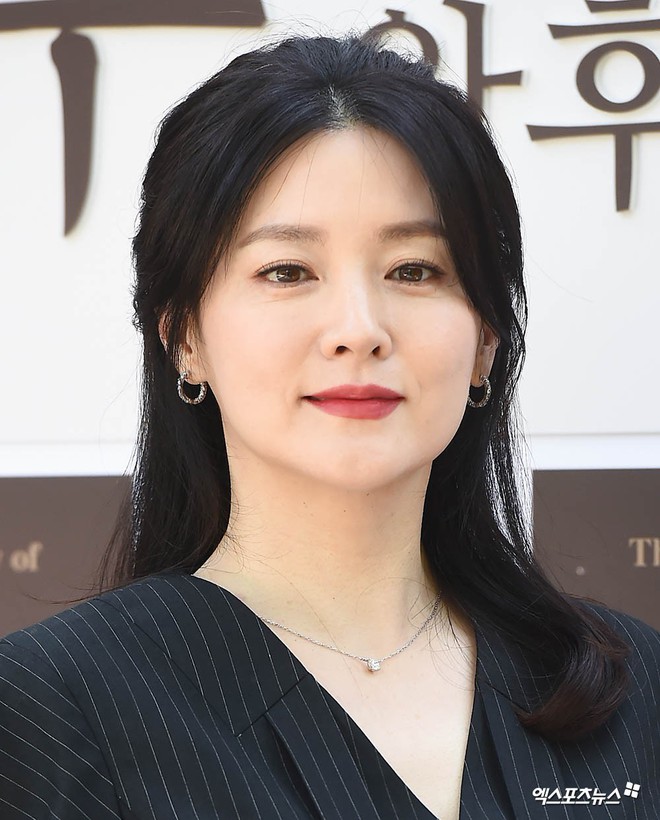 Nàng Dae Jang Geum Lee Young Ae lâu lắm mới dự sự kiện: Được hộ tống như bà hoàng, U50 vẫn đẹp đến mức câm nín - Ảnh 11.