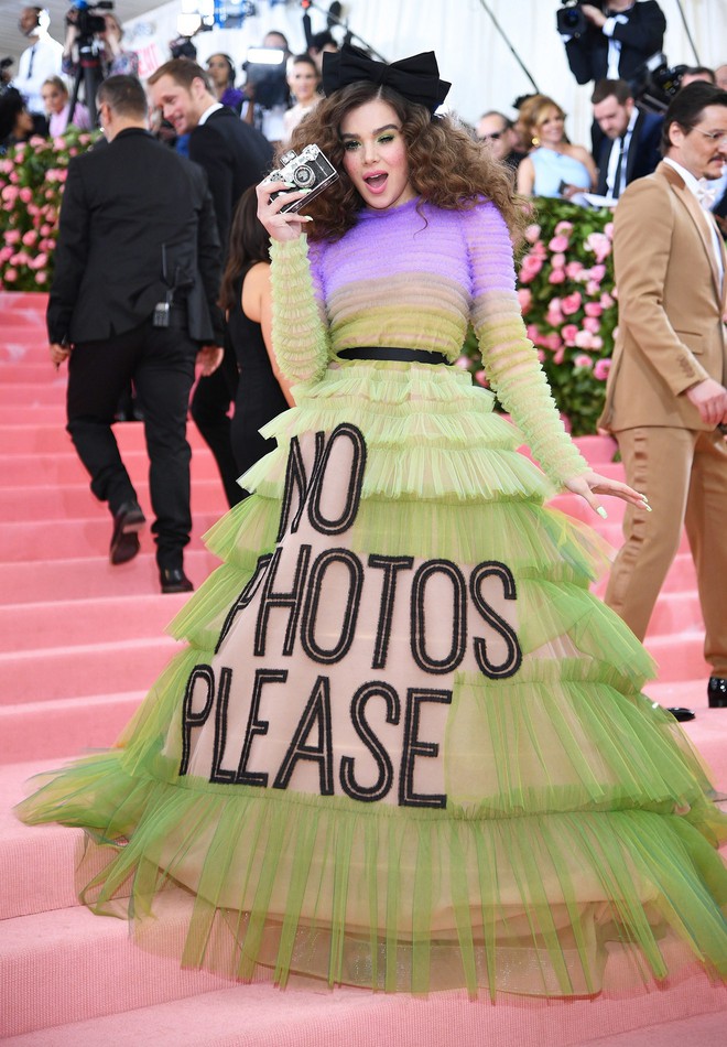 Met Gala 2019: Khó ai chơi lớn bằng Lady Gaga, Katy Perry chuyển từ đèn chùm thành burger nhưng chặt chém không kém là nam nhân dát vàng nằm kiệu - Ảnh 20.