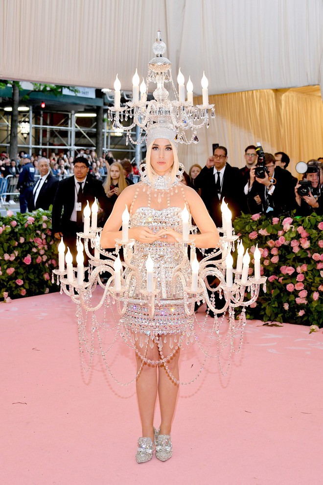 10 thánh làm lố đỉnh cao và khó đỡ nhất thảm đỏ Met Gala 2019: Chỉ có lồng lộn hơn, không có lồng lộn nhất! - Ảnh 8.