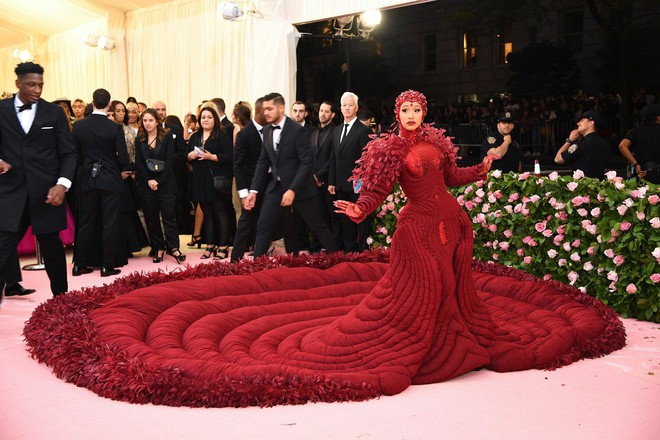 Met Gala 2019: Khó ai chơi lớn bằng Lady Gaga, Katy Perry chuyển từ đèn chùm thành burger nhưng chặt chém không kém là nam nhân dát vàng nằm kiệu - Ảnh 21.