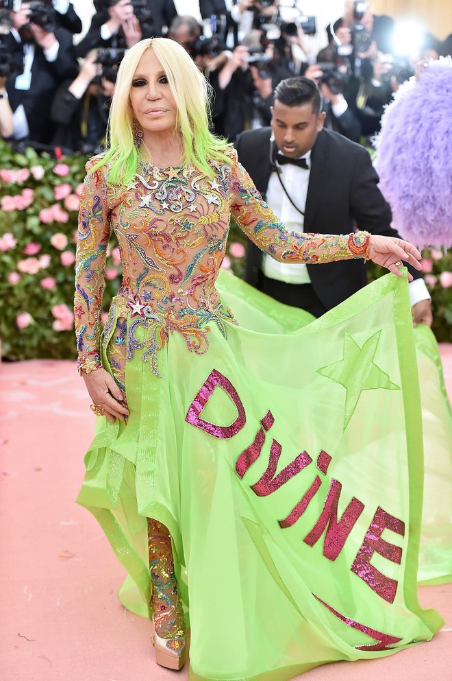 Met Gala 2019: Khó ai chơi lớn bằng Lady Gaga, Katy Perry chuyển từ đèn chùm thành burger nhưng chặt chém không kém là nam nhân dát vàng nằm kiệu - Ảnh 22.