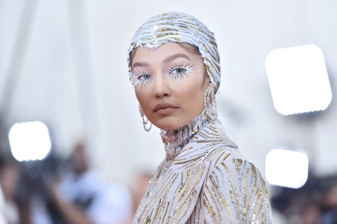 Nào chỉ có váy áo làm màu, Met Gala 2019 còn ngập tràn những khoảnh khắc beauty đẹp đến mộng mị - Ảnh 3.