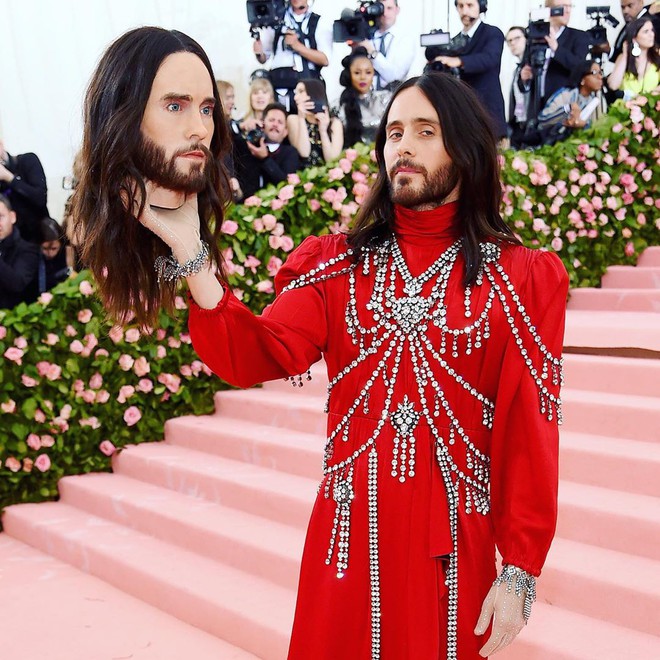 Màn xuất hiện kinh dị nhất Met Gala 2019: Jared Leto khoe... cái đầu thứ 2, bao ngôi sao chặt chém cũng không đọ được - Ảnh 2.