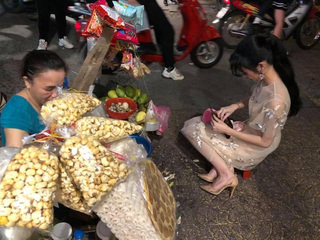 Lên đồ lộng lẫy đi sự kiện nhưng vừa thấy hàng bán bánh tráng trộn, Jun Vũ đã sà xuống lề đường thế này! - Ảnh 3.