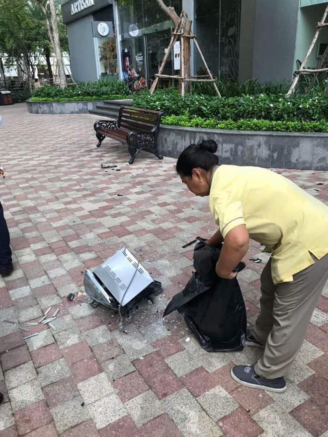 Người đ&agrave;n &ocirc;ng H&agrave;n Quốc n&eacute;m l&ograve; vi s&oacute;ng từ tầng 38 chung cư xuống đất ở S&agrave;i G&ograve;n - Ảnh 1.