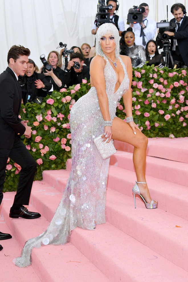 Met Gala 2019: Khó ai chơi lớn bằng Lady Gaga, Katy Perry chuyển từ đèn chùm thành burger nhưng chặt chém không kém là nam nhân dát vàng nằm kiệu - Ảnh 39.