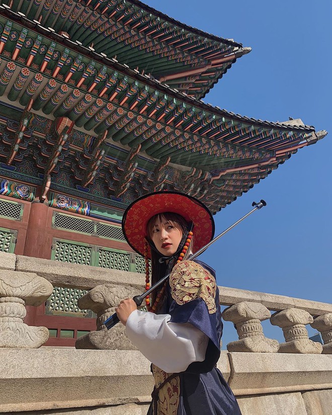 Thăm cung điện ở Hàn Quốc, Salim chơi lầy khi cải trang thành thị vệ và cái kết không ngờ... - Ảnh 1.