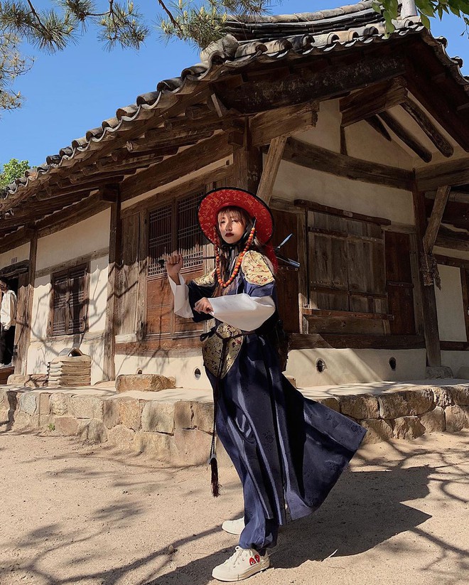 Thăm cung điện ở Hàn Quốc, Salim chơi lầy khi cải trang thành thị vệ và cái kết không ngờ... - Ảnh 2.