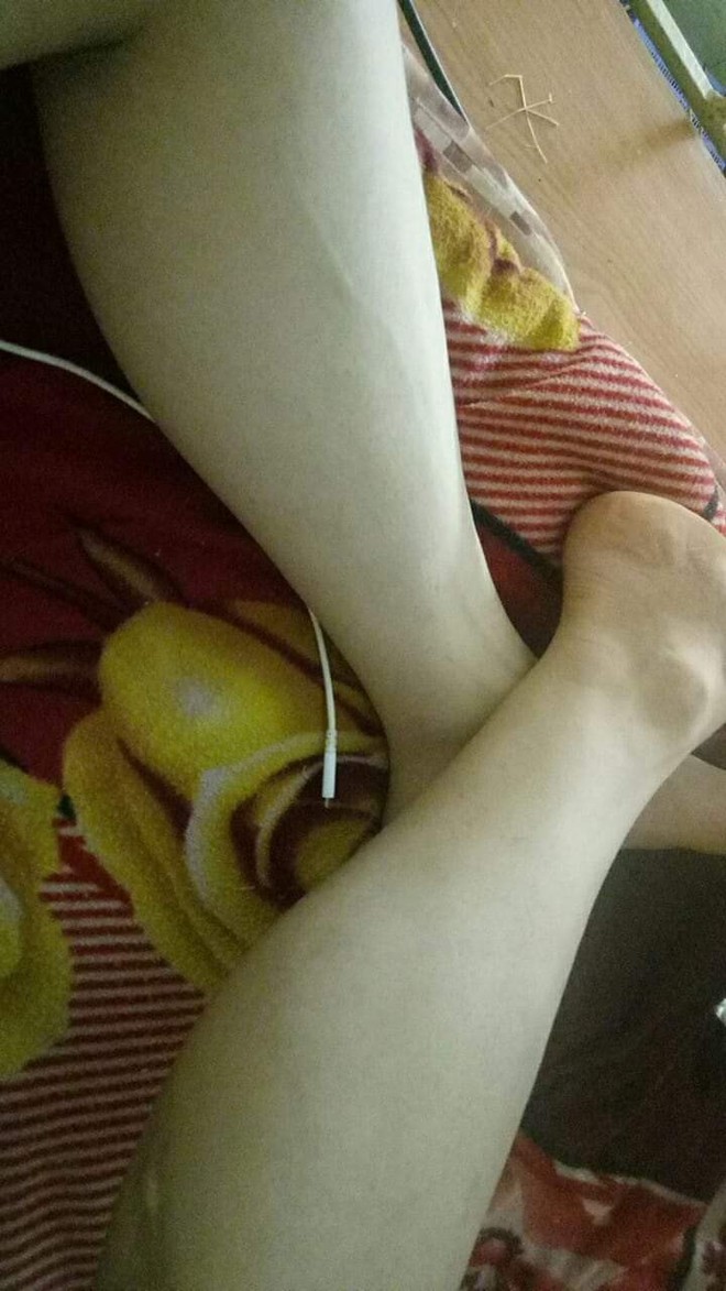 Trời ơi tin được kh&ocirc;ng, con trai giờ sở hữu to&agrave;n cặp ch&acirc;n nuột n&agrave; đến ph&aacute;t hờn thế n&agrave;y đ&acirc;y - Ảnh 17.