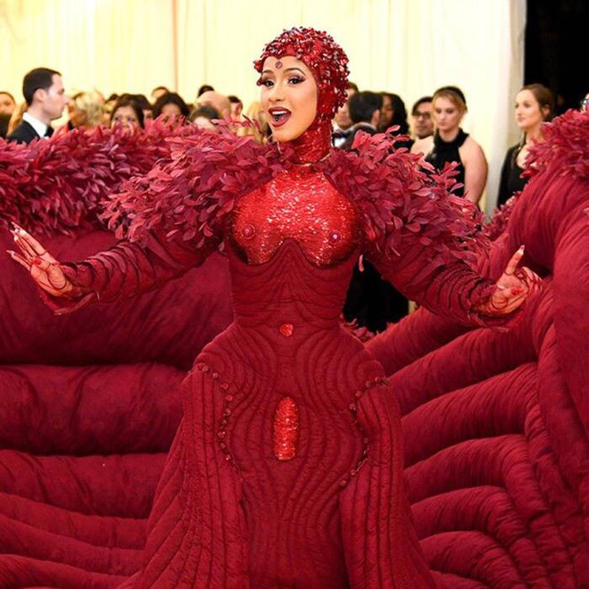 Biết năm nay Met Gala 2019 trải thảm hồng, Cardi B tự biến mình thành tấm thảm chùi biết mọc 2 chân - Ảnh 4.