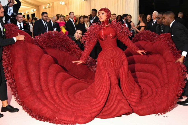 10 thánh làm lố đỉnh cao và khó đỡ nhất thảm đỏ Met Gala 2019: Chỉ có lồng lộn hơn, không có lồng lộn nhất! - Ảnh 11.