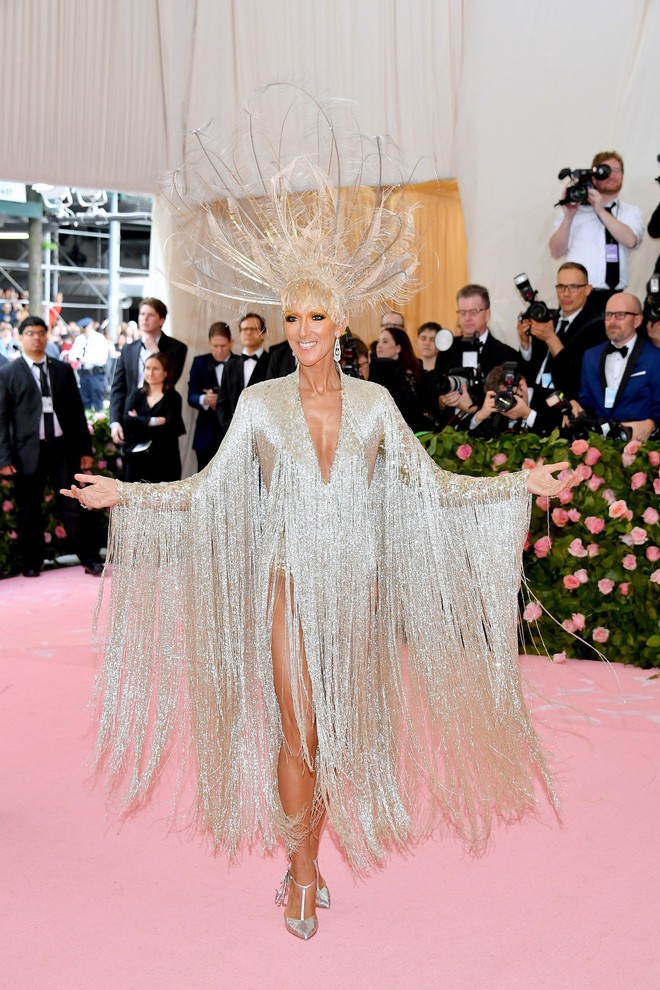 Met Gala 2019: Khó ai chơi lớn bằng Lady Gaga, Katy Perry chuyển từ đèn chùm thành burger nhưng chặt chém không kém là nam nhân dát vàng nằm kiệu - Ảnh 15.