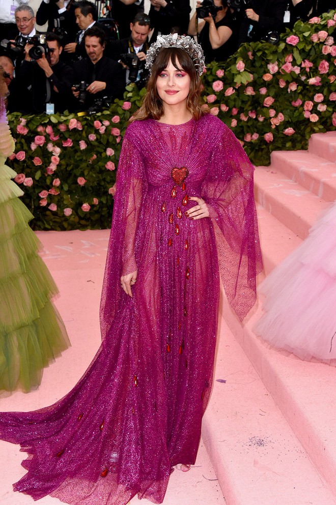 Met Gala 2019: Khó ai chơi lớn bằng Lady Gaga, Katy Perry chuyển từ đèn chùm thành burger nhưng chặt chém không kém là nam nhân dát vàng nằm kiệu - Ảnh 32.