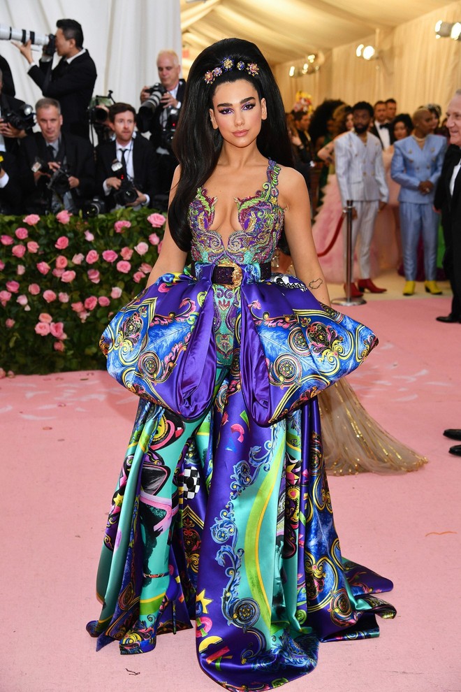 Met Gala 2019: Khó ai chơi lớn bằng Lady Gaga, Katy Perry chuyển từ đèn chùm thành burger nhưng chặt chém không kém là nam nhân dát vàng nằm kiệu - Ảnh 29.