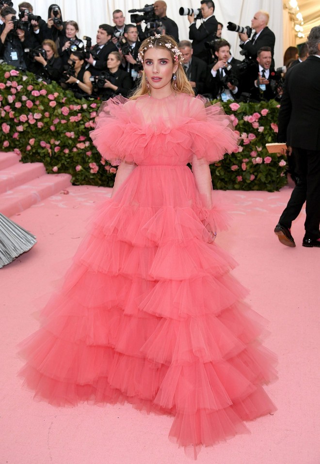 Met Gala 2019: Khó ai chơi lớn bằng Lady Gaga, Katy Perry chuyển từ đèn chùm thành burger nhưng chặt chém không kém là nam nhân dát vàng nằm kiệu - Ảnh 41.